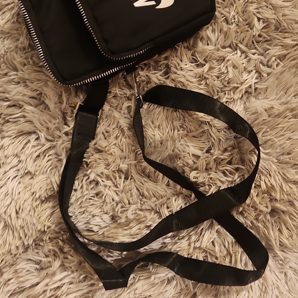 NEW NIKE CROSSBODY PURSE - Picture 3 of 3